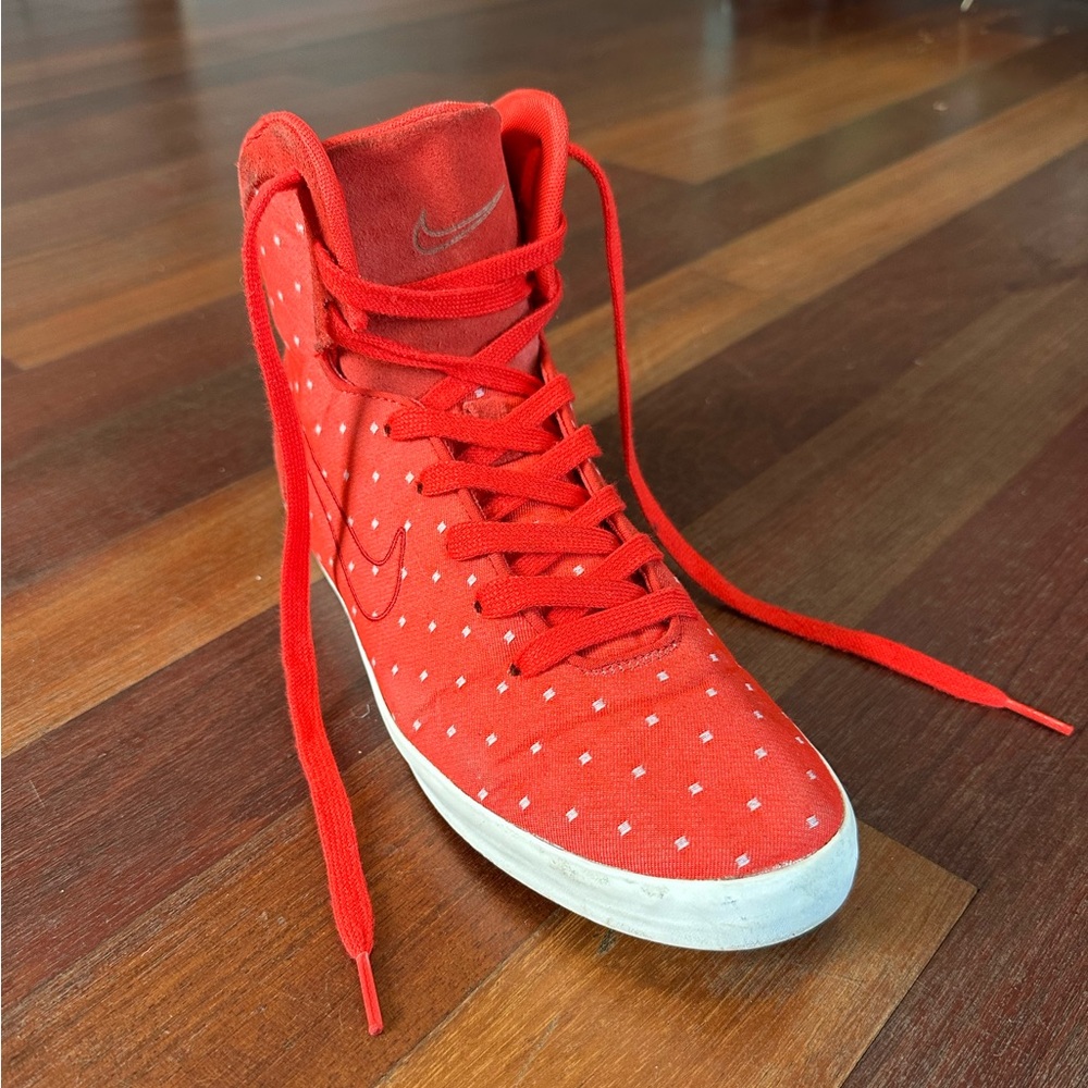 NIKE HYPERCLAVE LITE 525328-600 Size 9.5. Red w/ white dots, super unique.